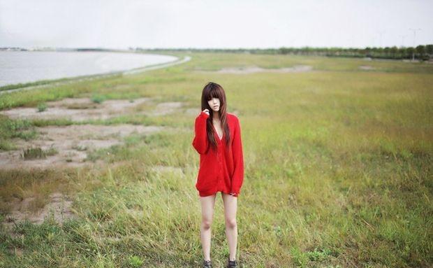 紅衣少女戶外真空純美性感寫真
