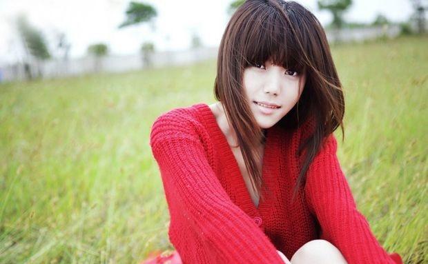 紅衣少女戶外真空純美性感寫真
