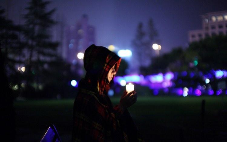 夜色里手捧蠟燭的性感少女迷人的危險(xiǎn)