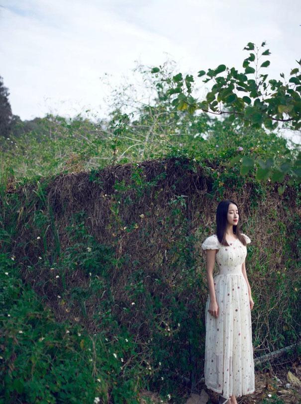 清純的紅唇少女戶外唯美時尚寫真