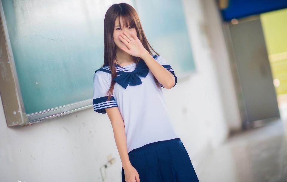 校服性感美女教室明艷動人