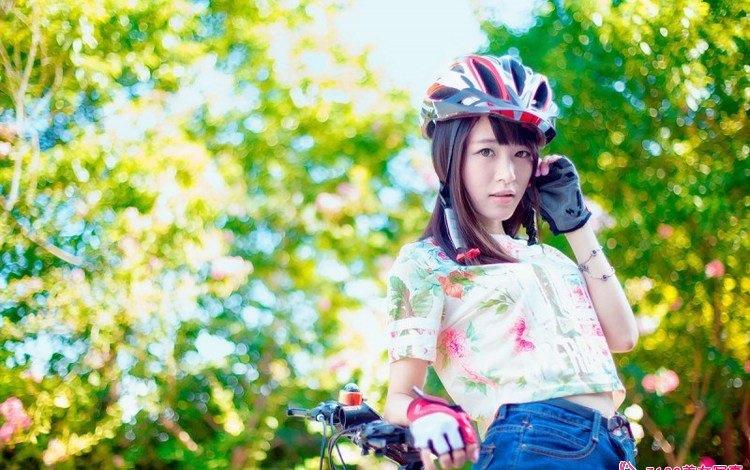 單車?yán)泵贸浅菤g樂笑顏明媚動人寫真