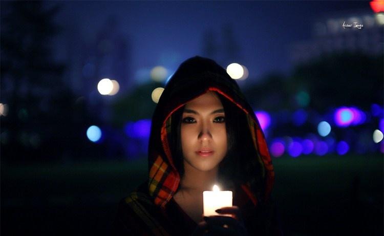 夜色里手捧蠟燭的性感少女迷人的危險(xiǎn)