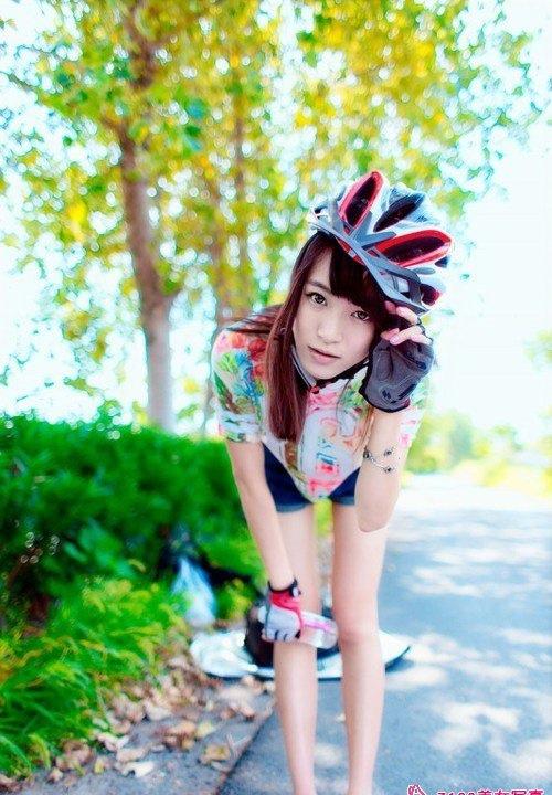 單車?yán)泵贸浅菤g樂笑顏明媚動人寫真