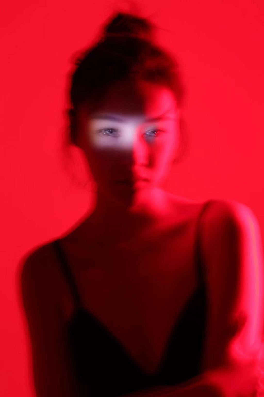 金夢陽子紅色光影時尚寫真圖片