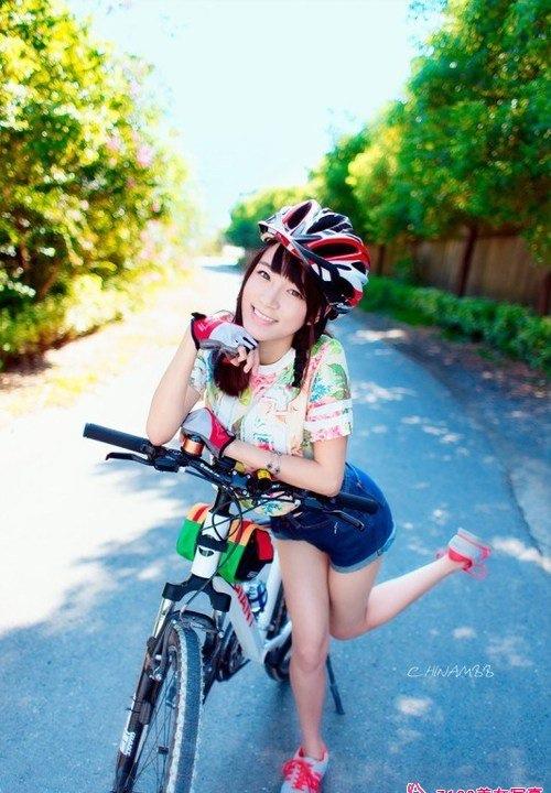 單車?yán)泵贸浅菤g樂笑顏明媚動人寫真