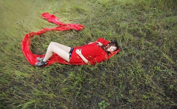 紅衣少女戶外真空純美性感寫真