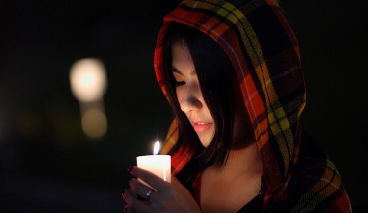 夜色里手捧蠟燭的性感少女迷人的危險(xiǎn)