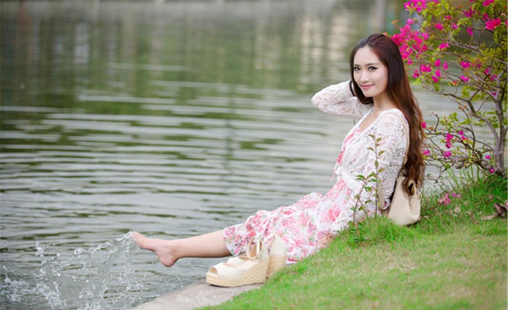 碎花裙女郎清麗迷人寫真