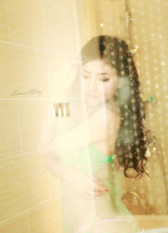 美女黃迪薄紗濕身顯露惹火曲線