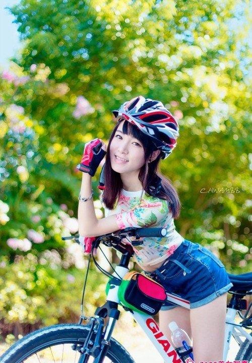 單車?yán)泵贸浅菤g樂笑顏明媚動人寫真