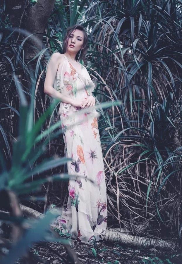 鄭羅茜野外叢林寫真優(yōu)雅中帶著魅惑