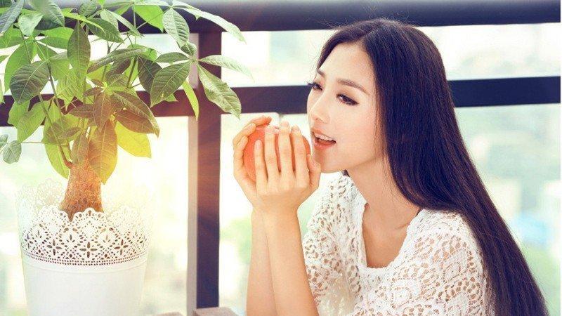 純凈女郎在午后的庭院感受清新寫真