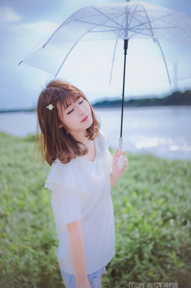 夏日頭戴小花的清新性感少女撐傘漫步