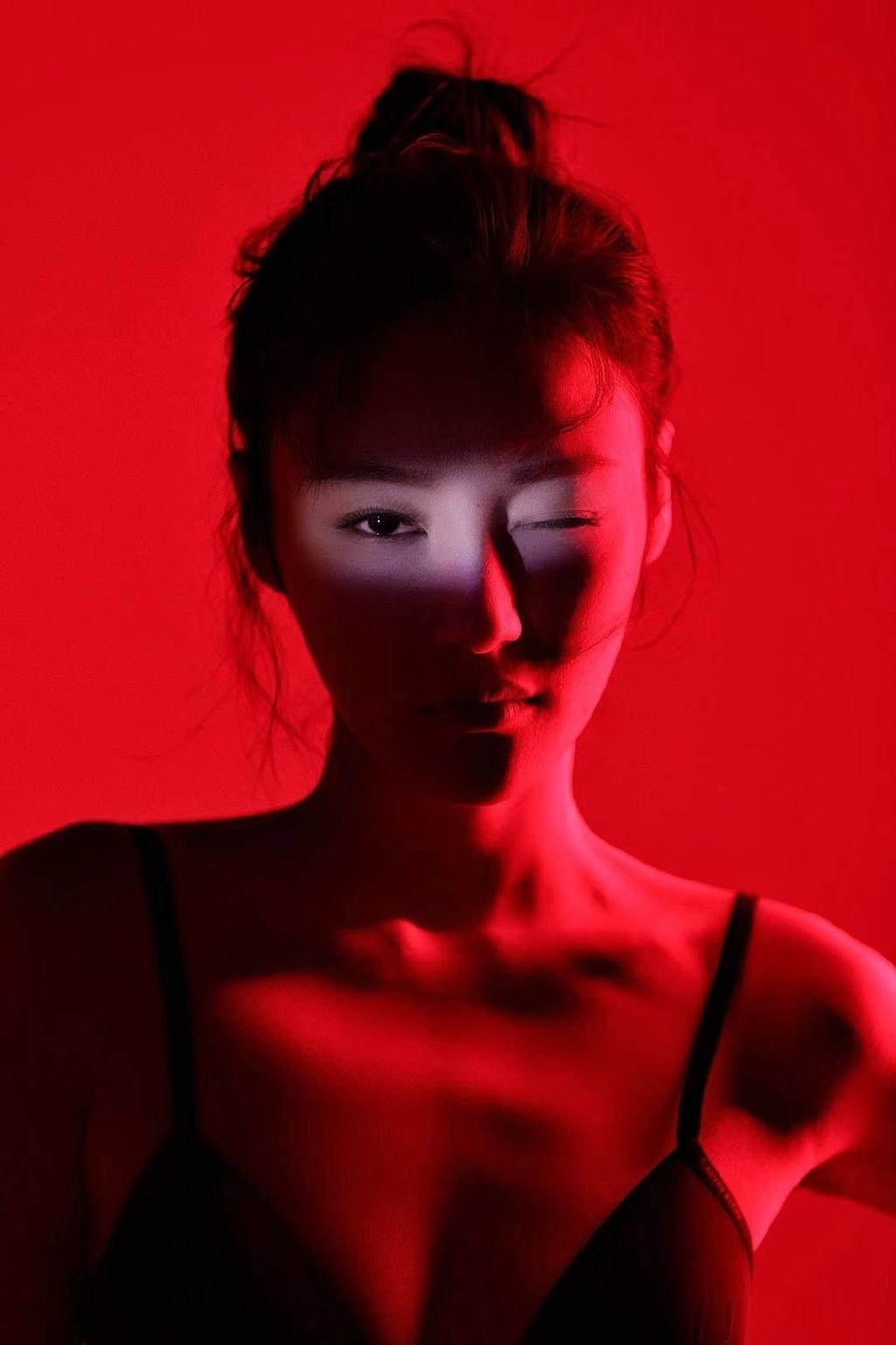 金夢陽子紅色光影時尚寫真圖片