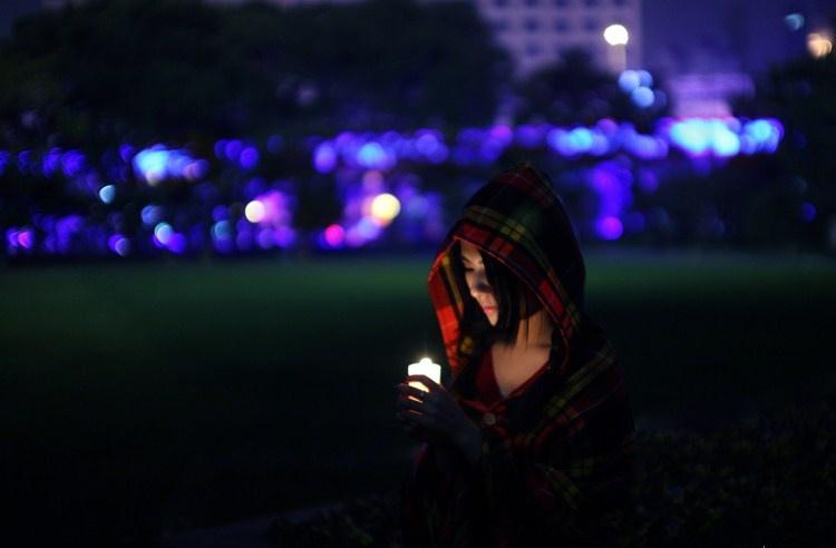 夜色里手捧蠟燭的性感少女迷人的危險(xiǎn)