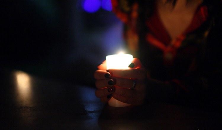 夜色里手捧蠟燭的性感少女迷人的危險(xiǎn)