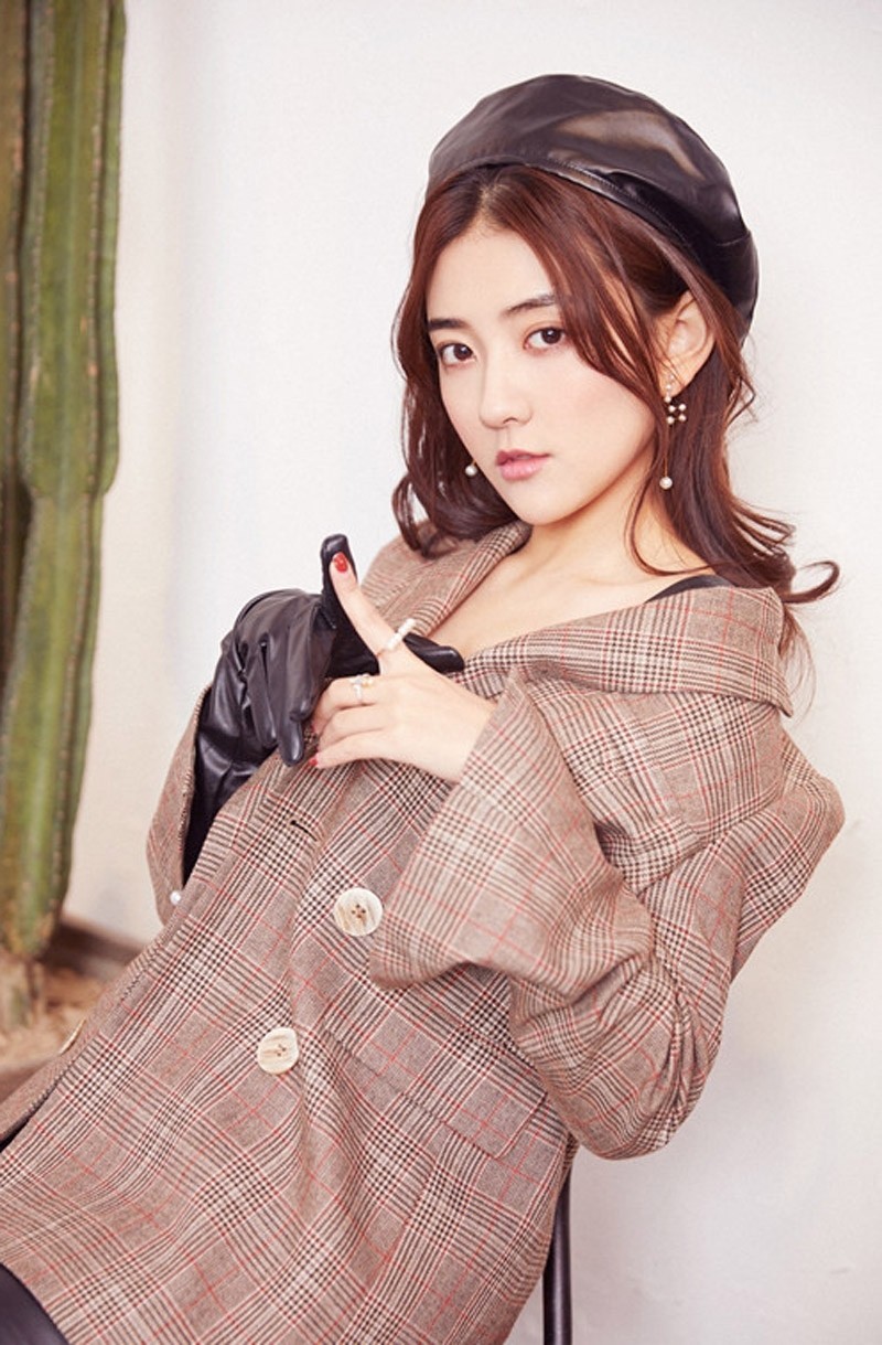 梁潔甜美優雅時尚街拍高清圖片