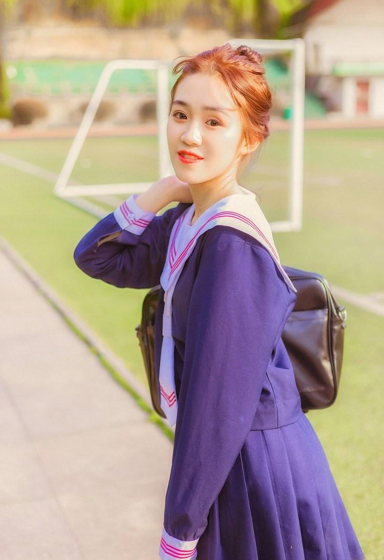 丸子頭美女校花嬌艷紅唇藍色水手制服校園寫真圖片