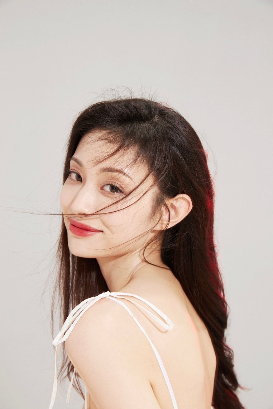 蓋玥希吊帶白裙性感迷人寫真圖片