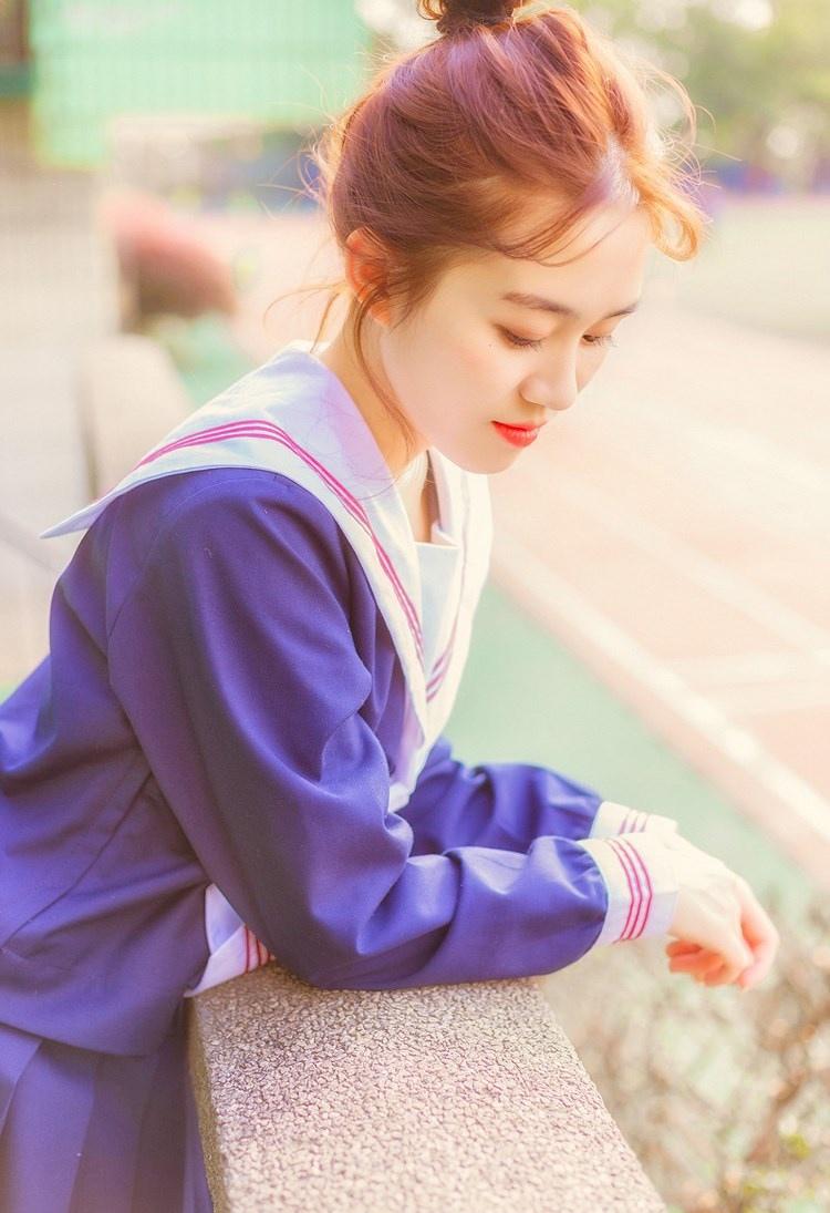 丸子頭美女校花嬌艷紅唇藍色水手制服校園寫真圖片