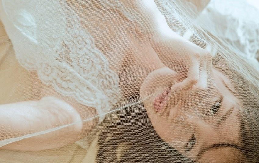 白紗籠罩下的少女嬌軀迷人寫真