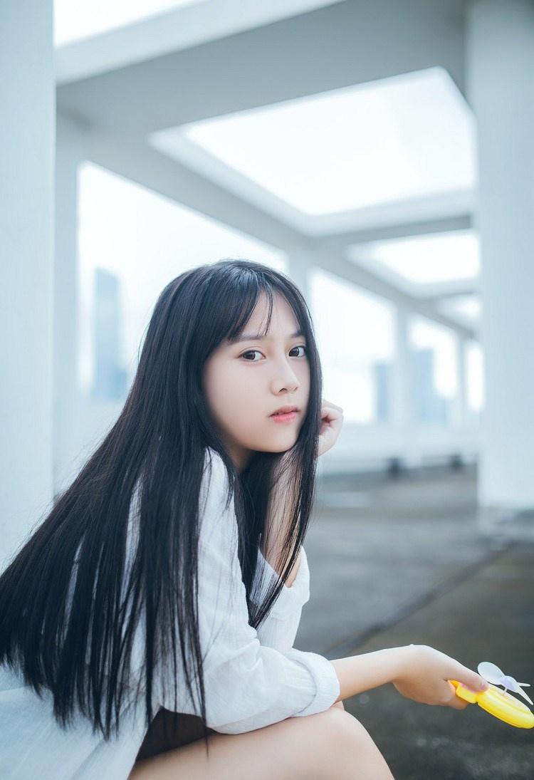 清純校花樓頂寫真