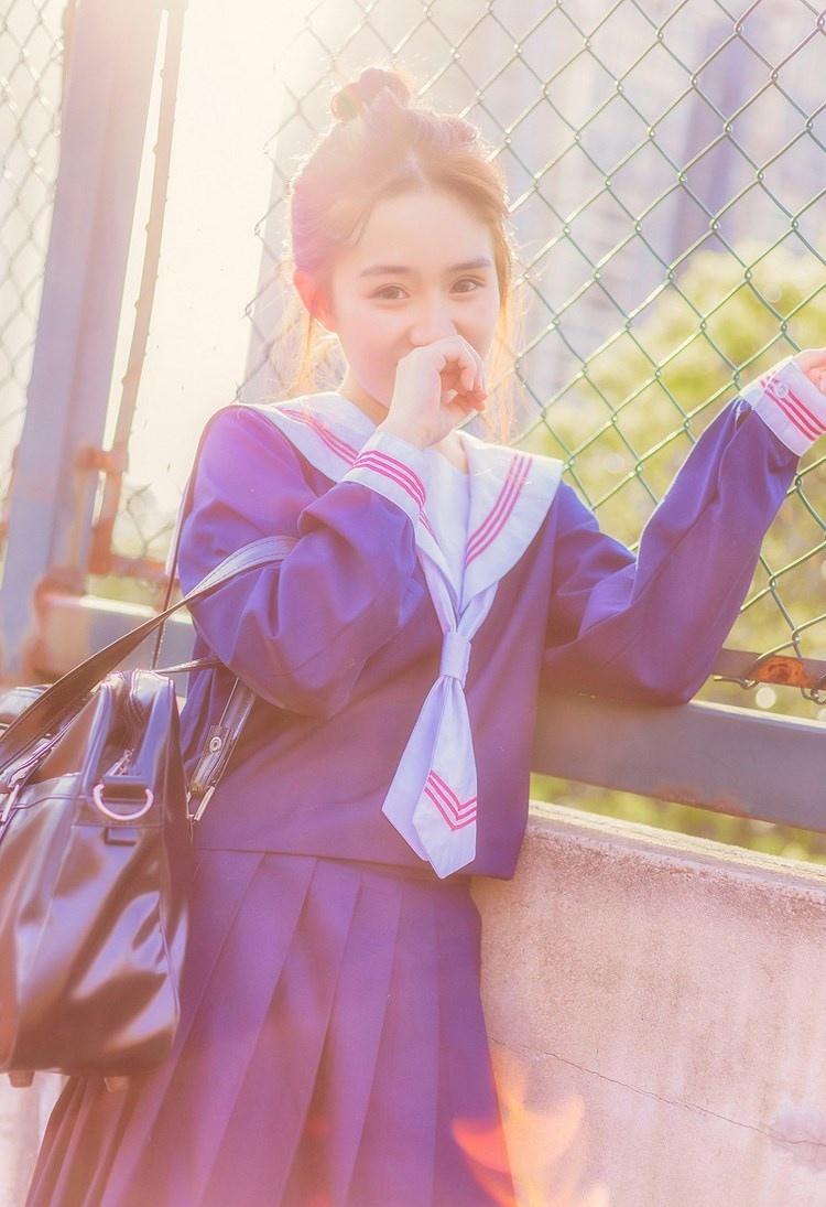 丸子頭美女校花嬌艷紅唇藍色水手制服校園寫真圖片