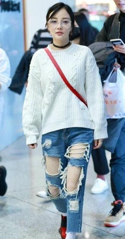 李小璐機場摔跤白色漁網襪時尚元素堆滿全身