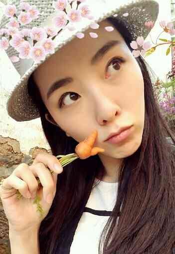 李思思嘟嘴扮萌少女氣息爆棚美照