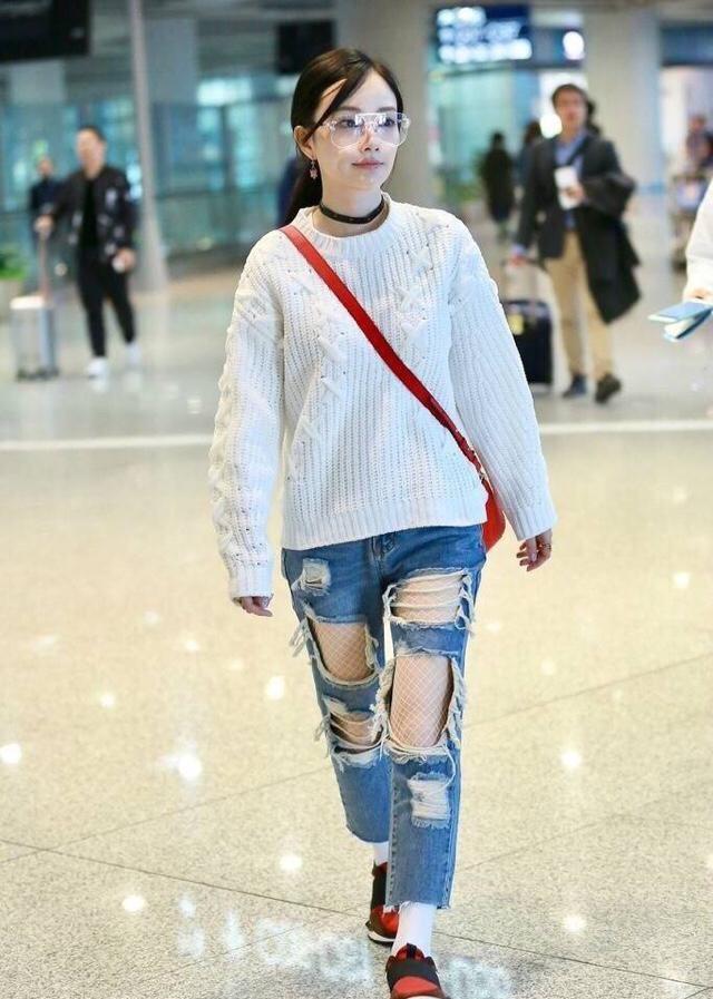 李小璐機場摔跤白色漁網襪時尚元素堆滿全身