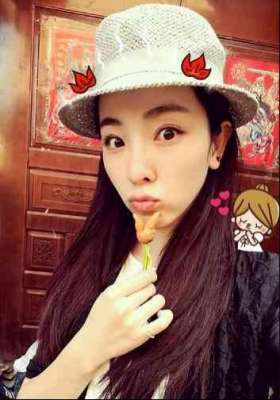 李思思嘟嘴扮萌少女氣息爆棚美照