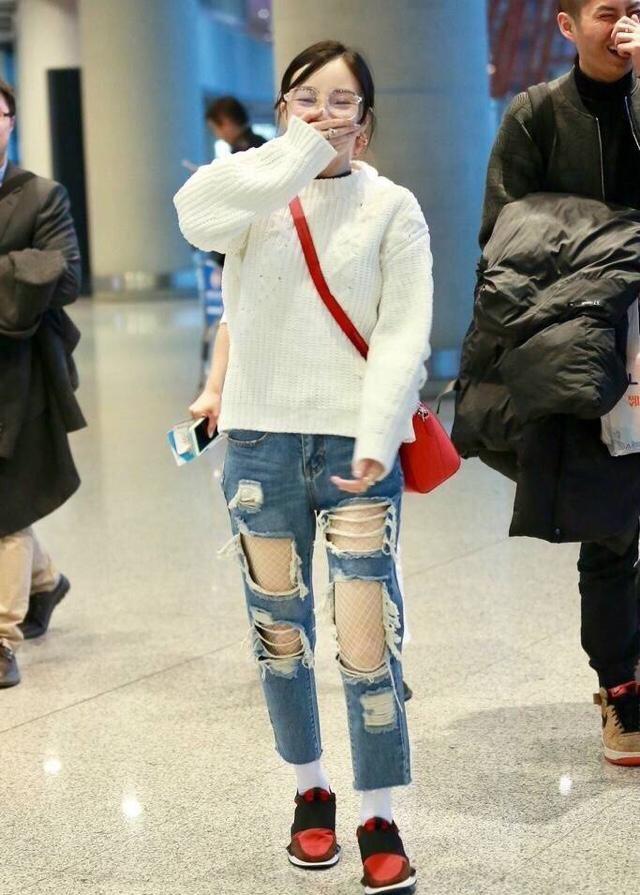 李小璐機場摔跤白色漁網襪時尚元素堆滿全身