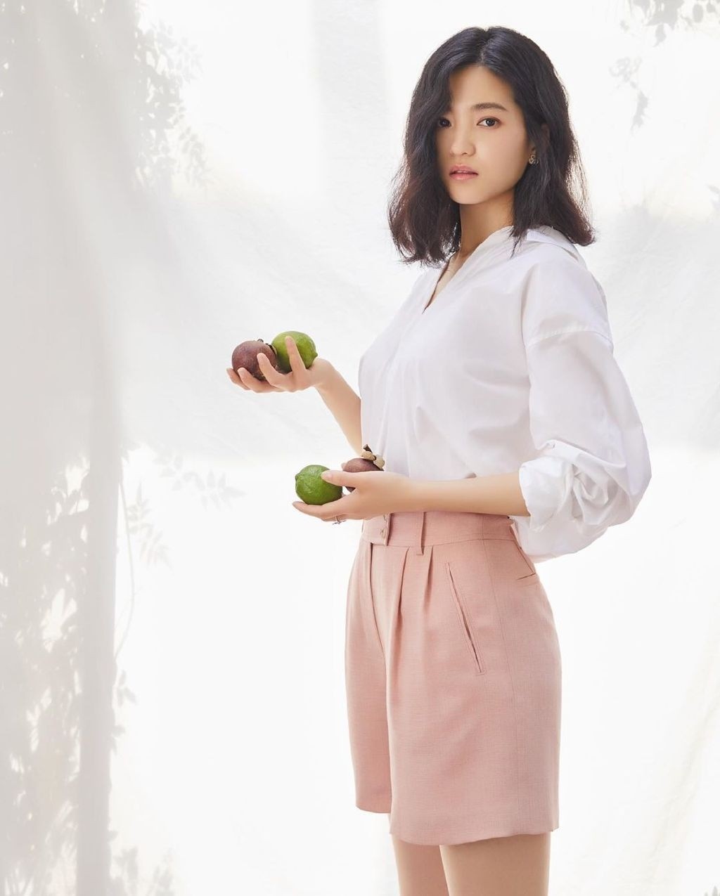 韓國女演員金泰梨西服套裝優(yōu)雅知性職業(yè)范寫真