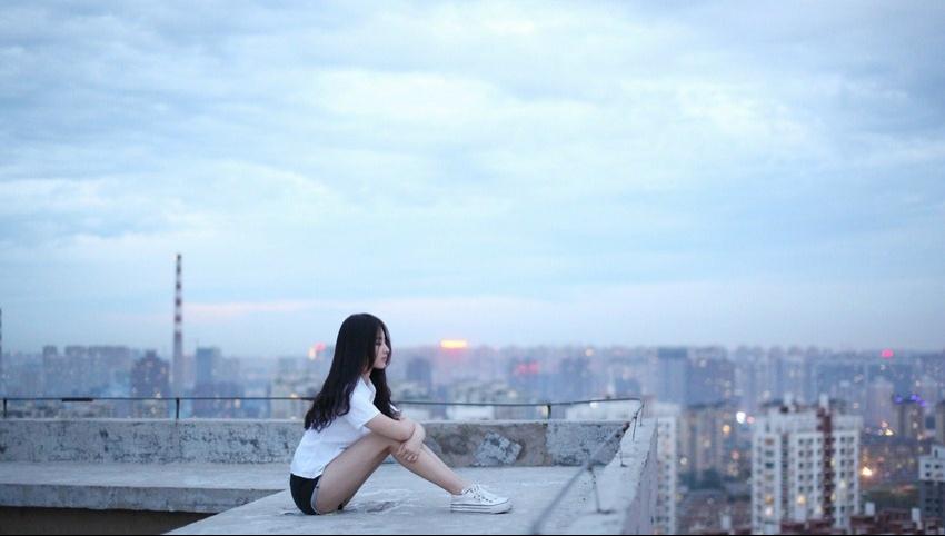 玉女王筱淇天臺魅力側顏閃亮寫真