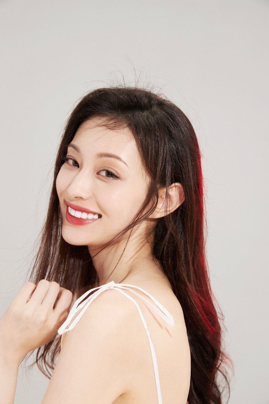 蓋玥希吊帶白裙性感迷人寫真圖片