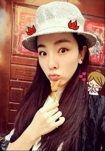 李思思嘟嘴扮萌少女氣息爆棚美照