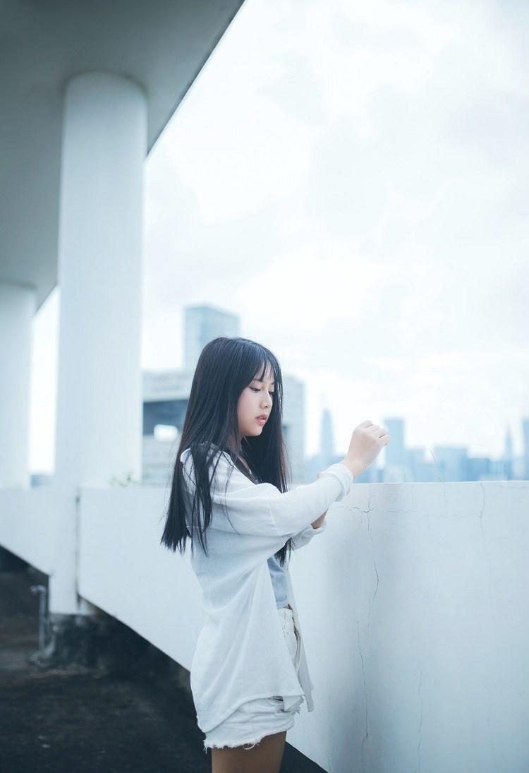 清純校花樓頂寫真