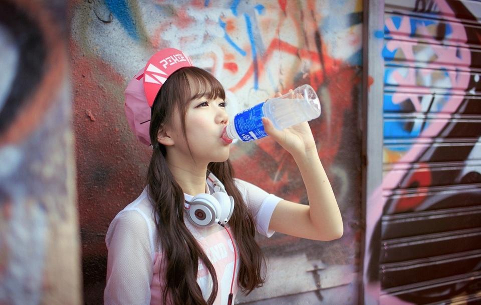 清純美女白嫩肌膚清新性感寫真俏皮可愛