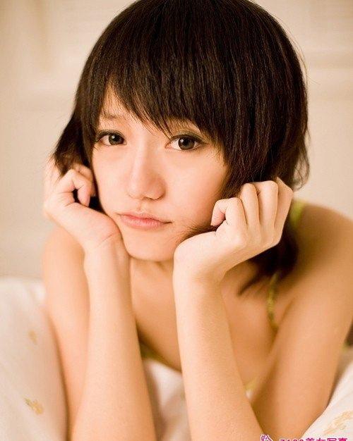 陽光少女閨房展露可人萌臉可愛至極