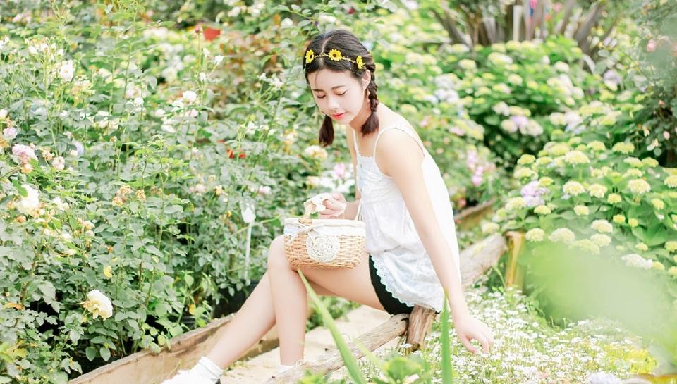 清新可愛美少女花叢時尚寫真甜美動人
