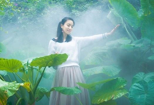 純凈少女叢林仙境低頭淺笑嬉戲玩耍夢幻寫真圖片