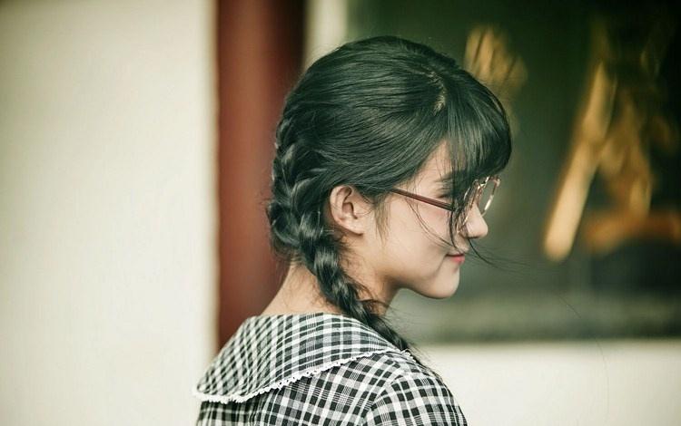 大學校園里帶眼鏡的女孩