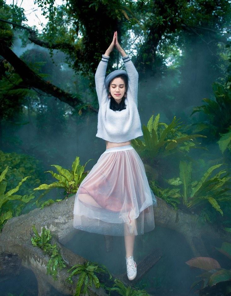 純凈少女叢林仙境低頭淺笑嬉戲玩耍夢幻寫真圖片
