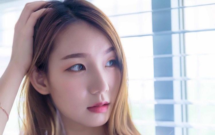 紗窗邊面若桃花清純粉嫩美女圖片