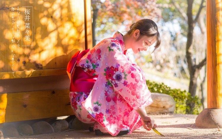 嬌艷欲滴的粉紅佳人純真笑容和服唯美圖