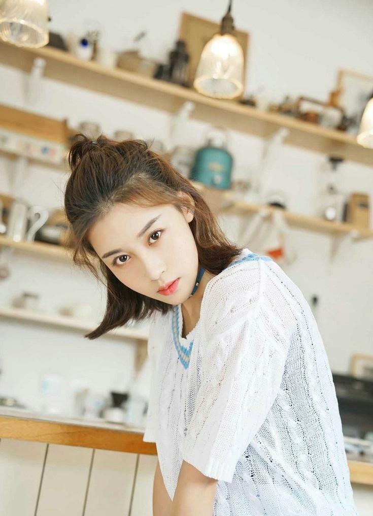 半丸子頭美女室內意境甜美迷人時尚寫真