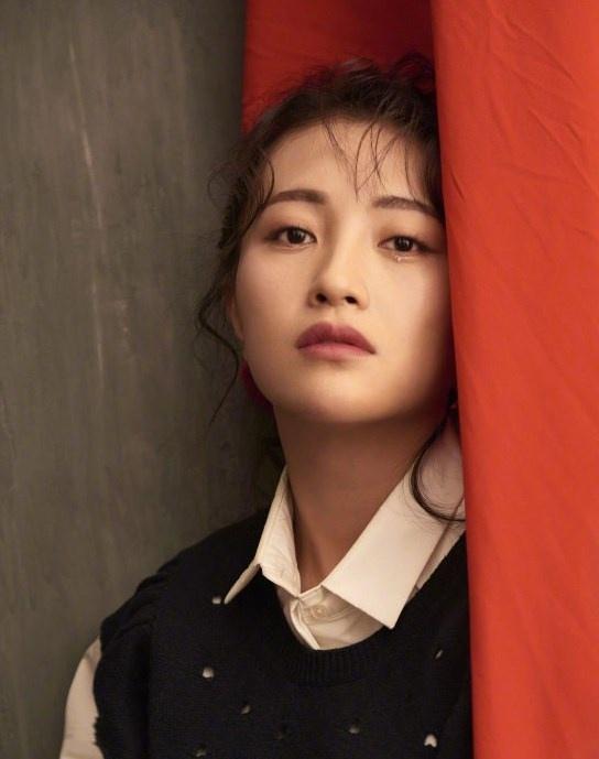 辣媽包文婧媚眼如絲百變造型少女感十足寫真圖片