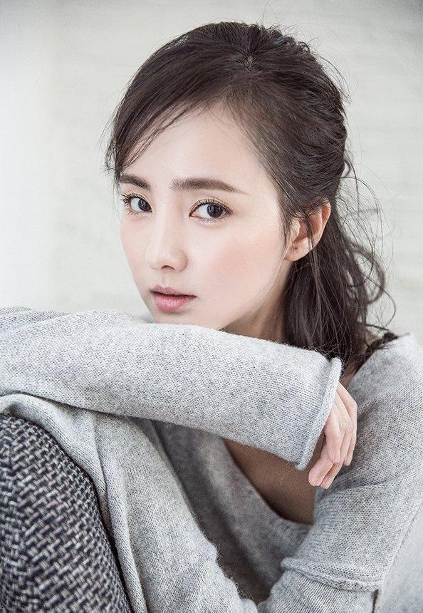 程小蒙秀香肩鎖骨美艷動人寫真