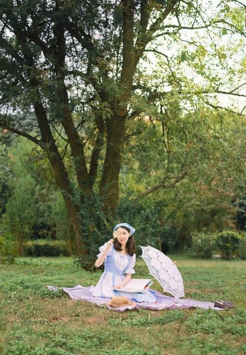 00后女仆裝清純羞澀少女戶外寫真